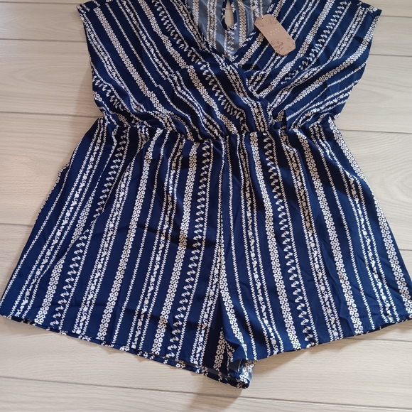 Women Plus Size Floral Print Belted Romper - Picture 6 of 16